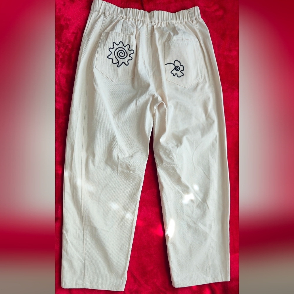Unbranded Cream Barrel Pants w/Black Floral Embroidered Pattern - Size Large - Picture 2 of 5